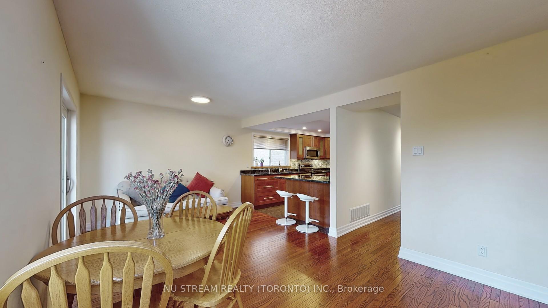 Photo 11 of 15 Bond Crescent, Richmond Hill, Oak Ridges — HOMEH