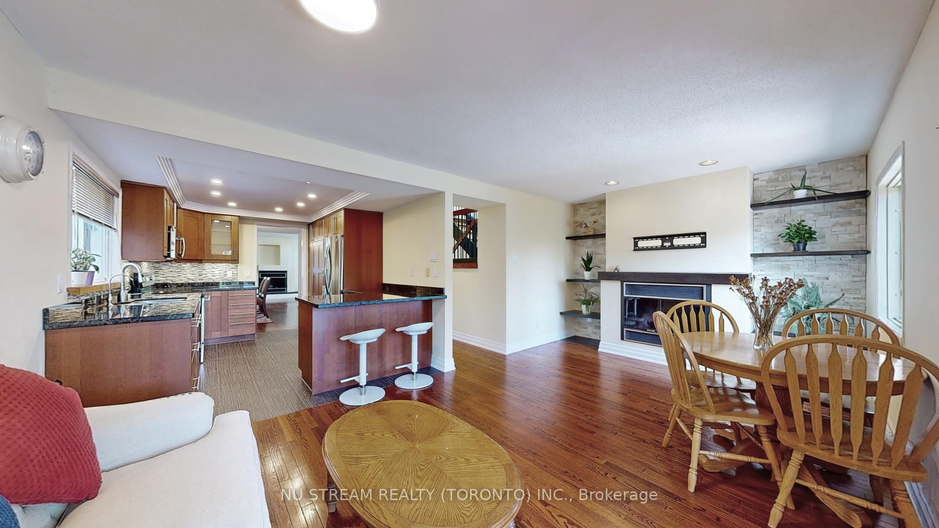Photo 12 of 15 Bond Crescent, Richmond Hill, Oak Ridges — HOMEH