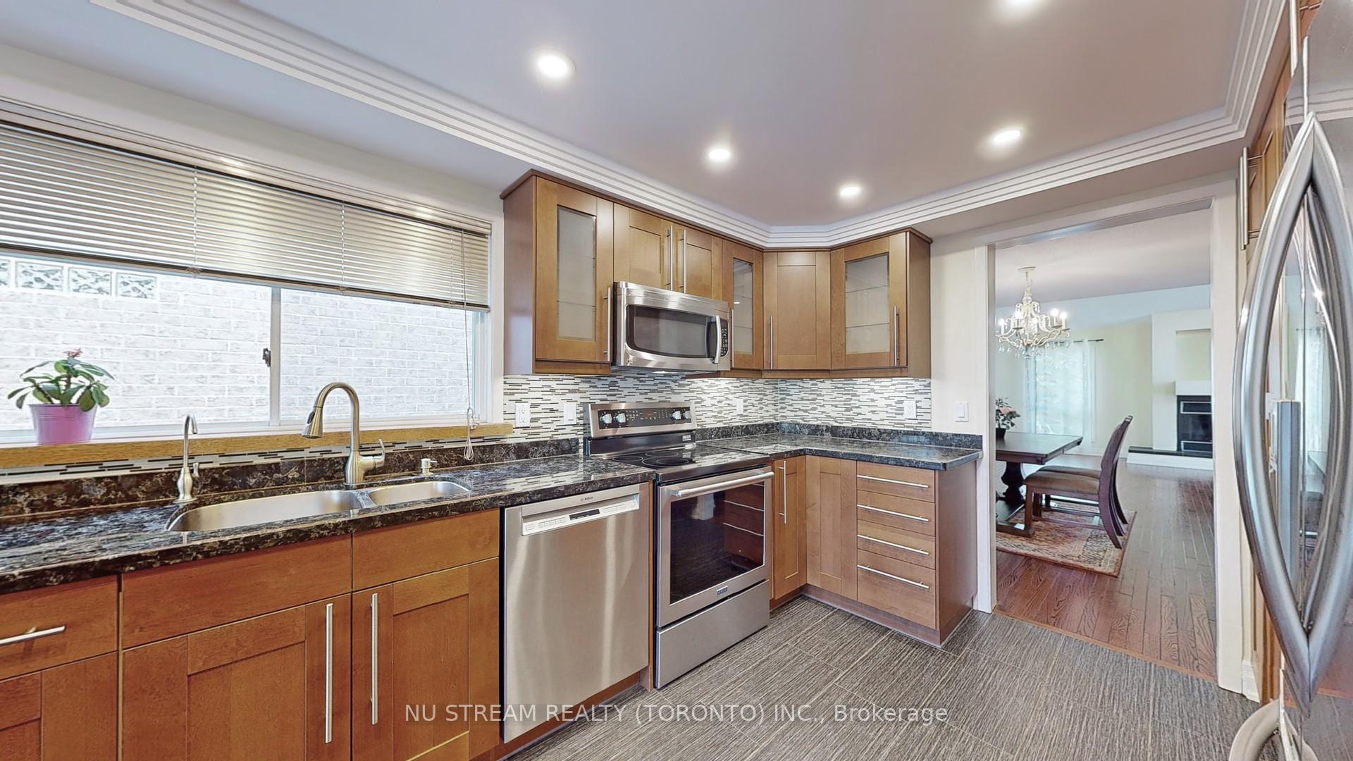 Photo 13 of 15 Bond Crescent, Richmond Hill, Oak Ridges — HOMEH