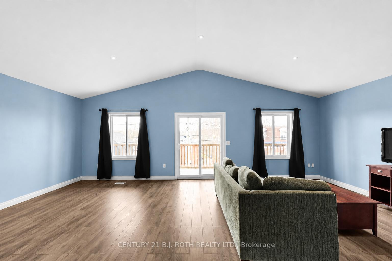 Photo 4 of 102 Dunlop Street, Orillia — HOMEH