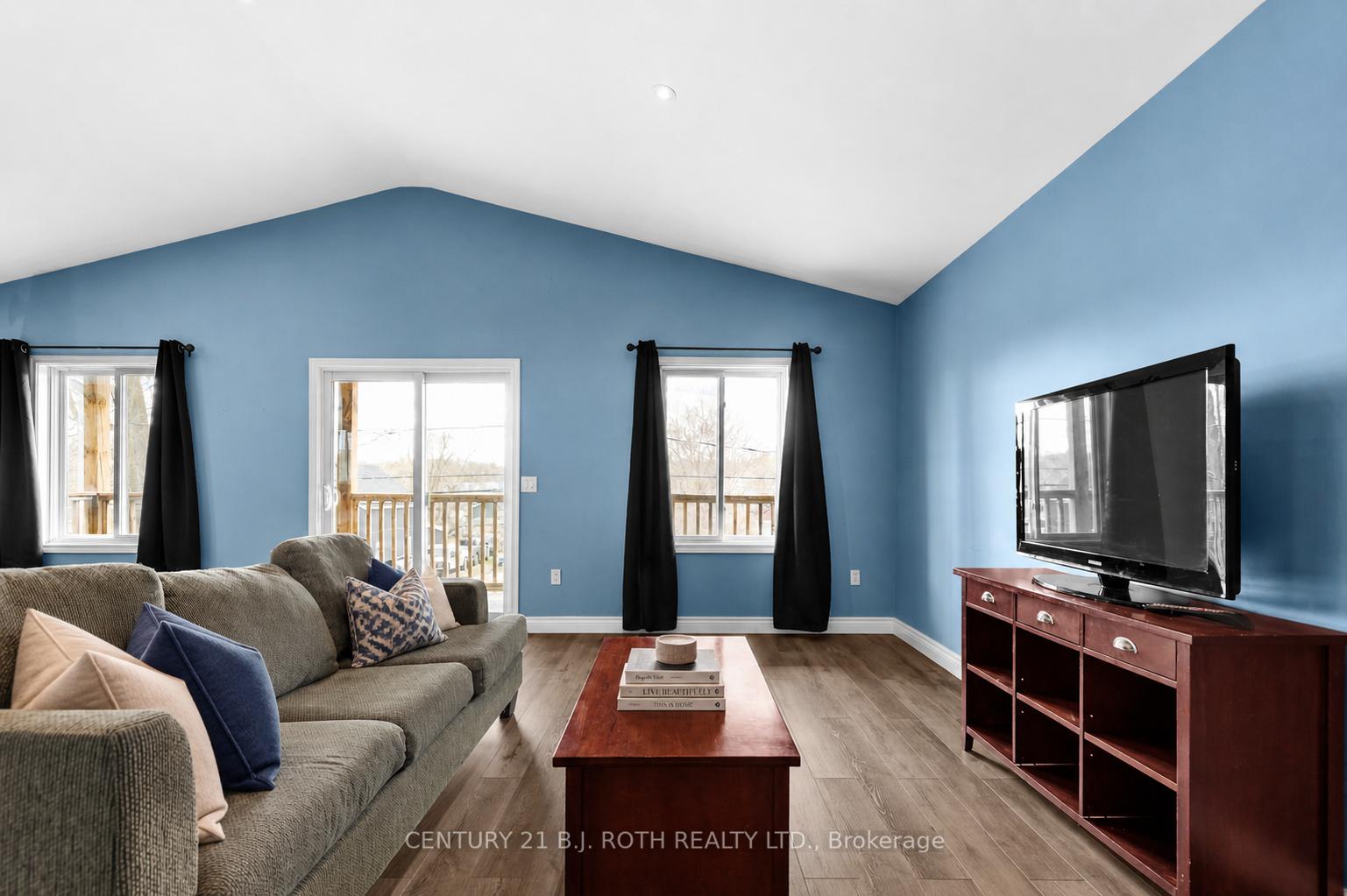 Photo 5 of 102 Dunlop Street, Orillia — HOMEH