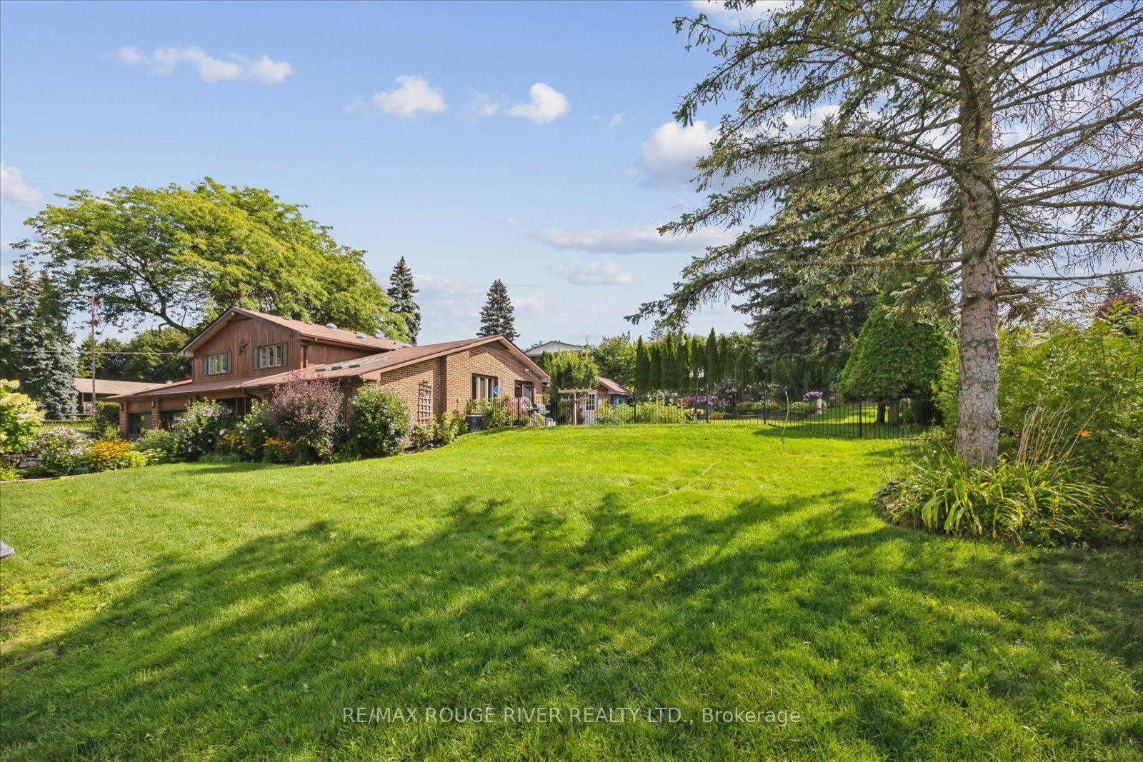 Photo 3 of 881 Swiss Heights Drive, Oshawa, Pinecrest — HOMEH
