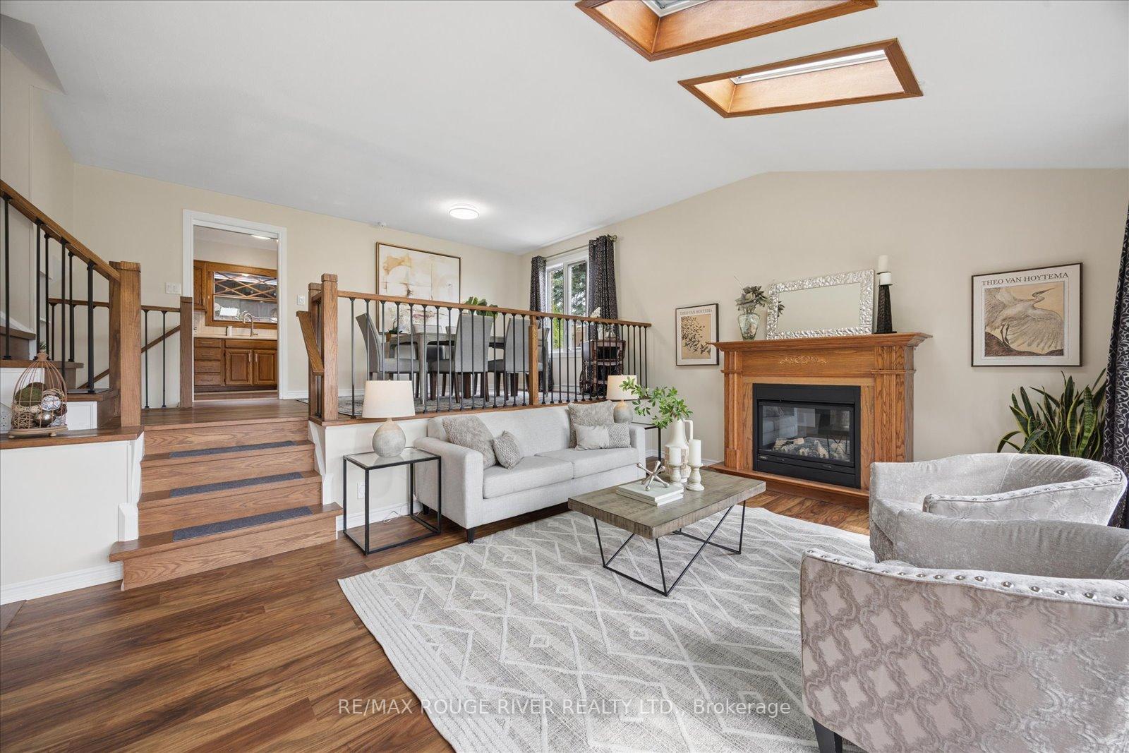 Photo 4 of 881 Swiss Heights Drive, Oshawa, Pinecrest — HOMEH