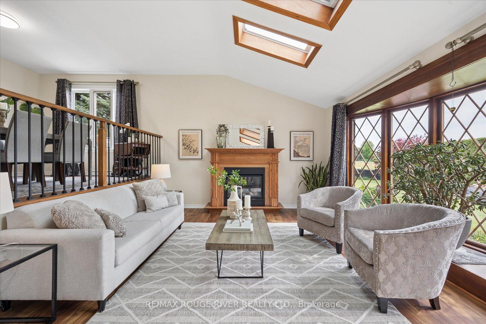 Photo 5 of 881 Swiss Heights Drive, Oshawa, Pinecrest — HOMEH