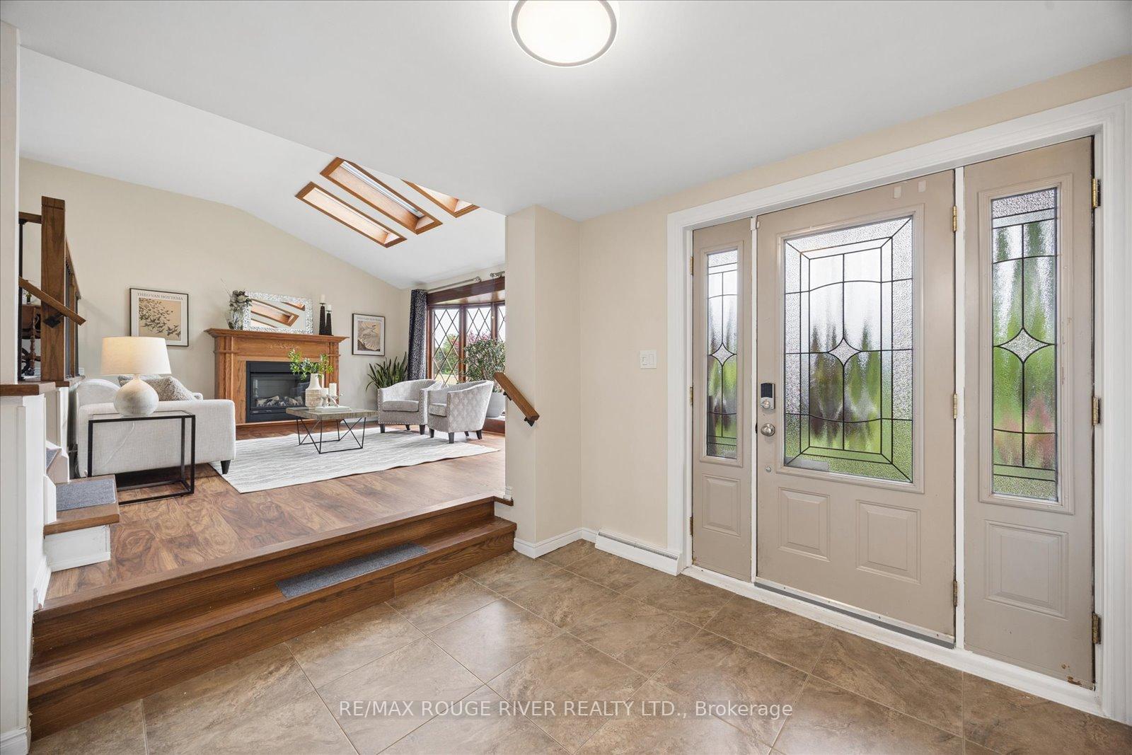 Photo 6 of 881 Swiss Heights Drive, Oshawa, Pinecrest — HOMEH