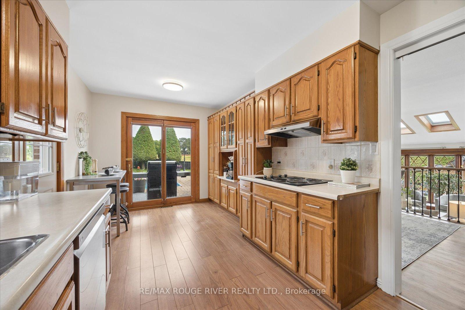 Photo 8 of 881 Swiss Heights Drive, Oshawa, Pinecrest — HOMEH