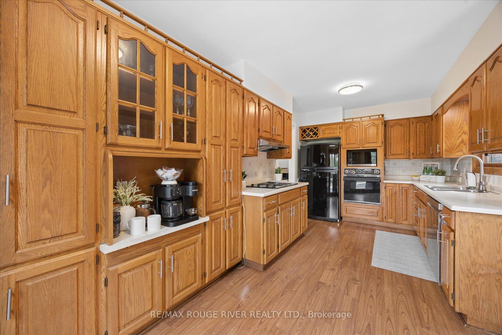 Photo 9 of 881 Swiss Heights Drive, Oshawa, Pinecrest — HOMEH