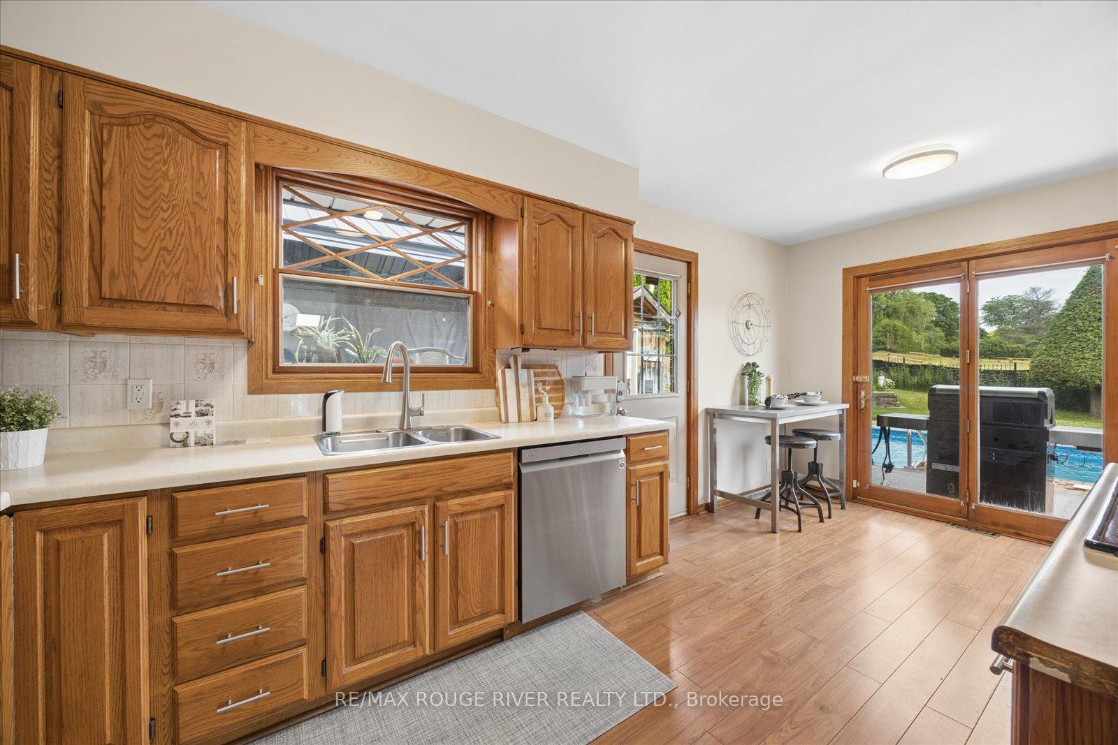 Photo 10 of 881 Swiss Heights Drive, Oshawa, Pinecrest — HOMEH
