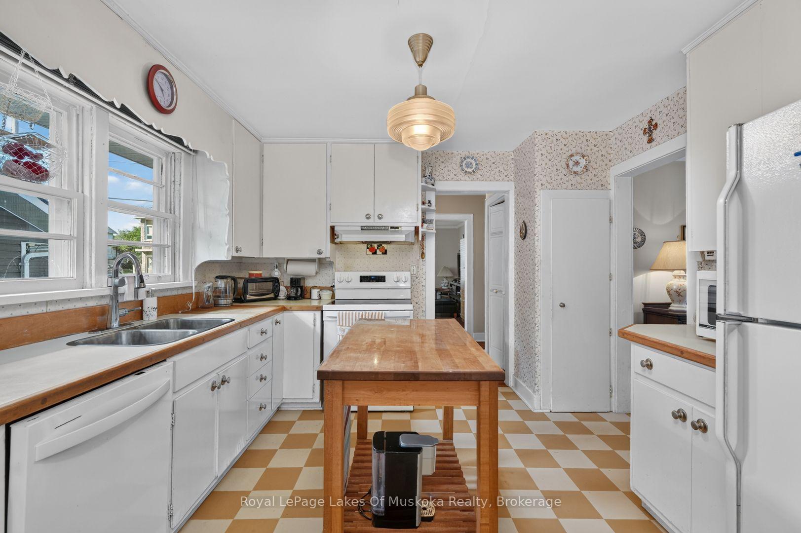 Photo 14 of 2 Mountview Avenue, Huntsville — HOMEH