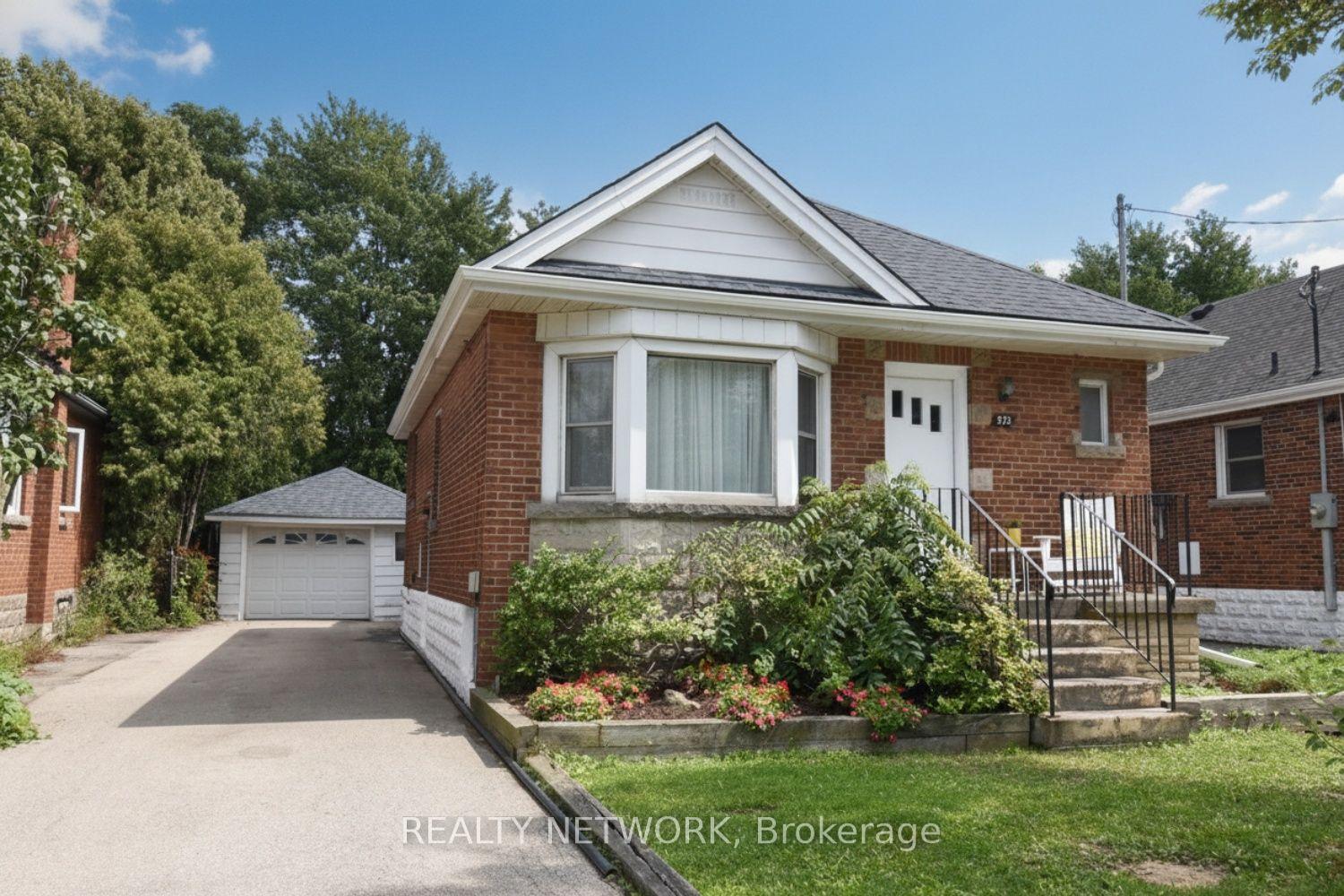 Photo 3 of 575 Upper Wentworth Street, Hamilton, Eastmount — HOMEH