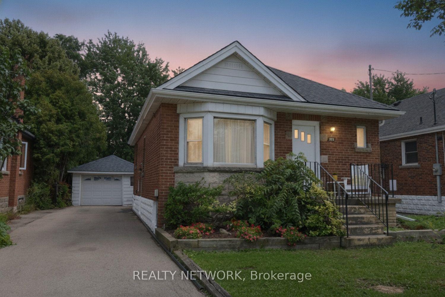 Photo 5 of 575 Upper Wentworth Street, Hamilton, Eastmount — HOMEH
