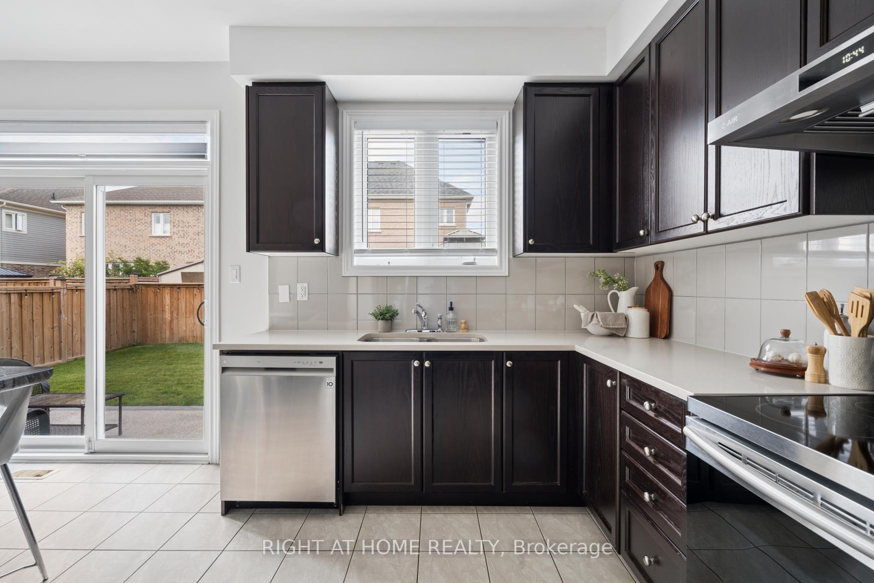 Photo 19 of 4 Bill Hutchinson Crescent, Clarington, Bowmanville — HOMEH