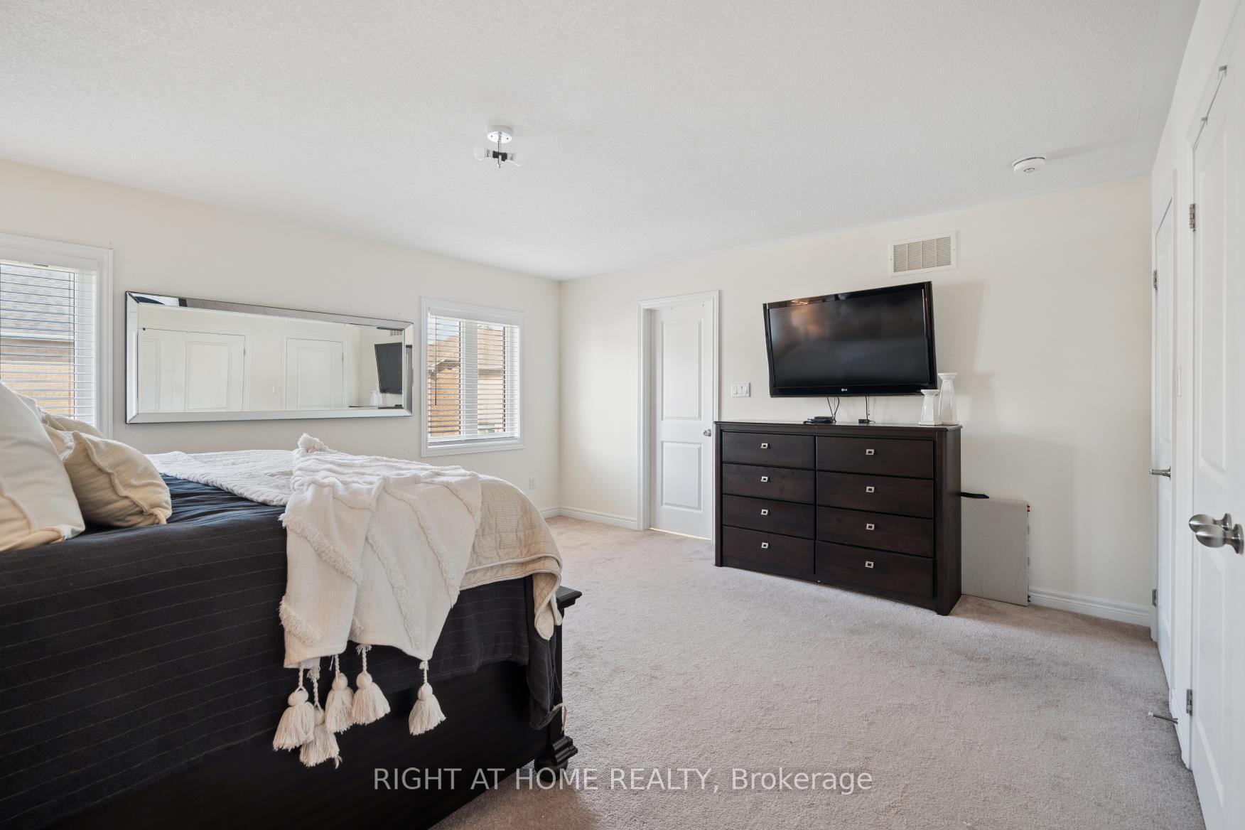 Photo 25 of 4 Bill Hutchinson Crescent, Clarington, Bowmanville — HOMEH