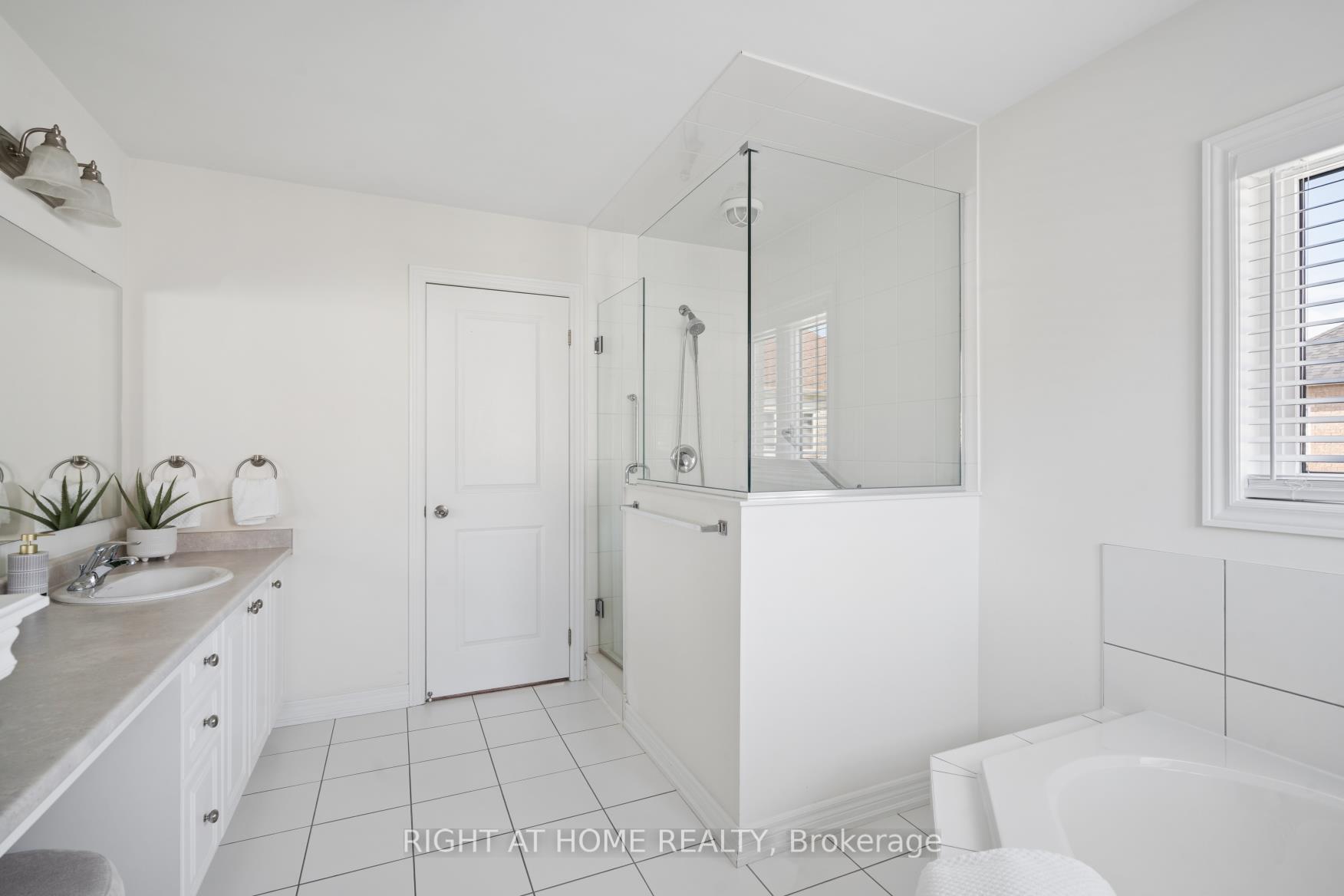 Photo 29 of 4 Bill Hutchinson Crescent, Clarington, Bowmanville — HOMEH