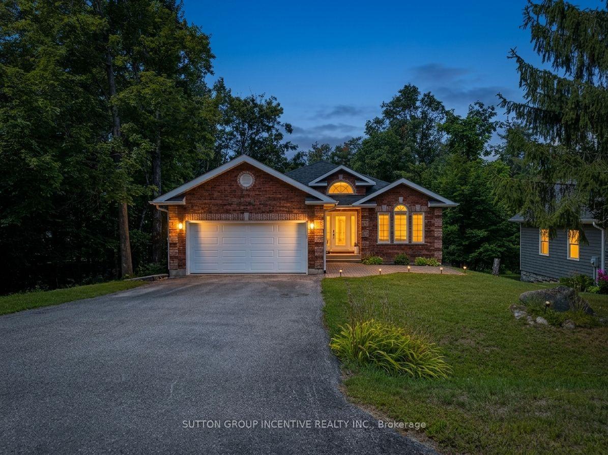 Photo 2 of 8 Alpine Way, Oro-Medonte, Horseshoe Valley — HOMEH