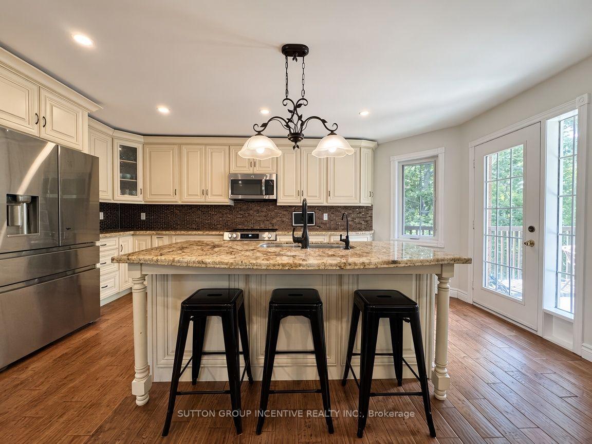 Photo 10 of 8 Alpine Way, Oro-Medonte, Horseshoe Valley — HOMEH