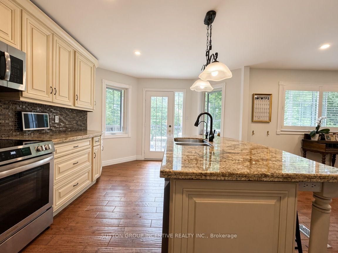 Photo 11 of 8 Alpine Way, Oro-Medonte, Horseshoe Valley — HOMEH