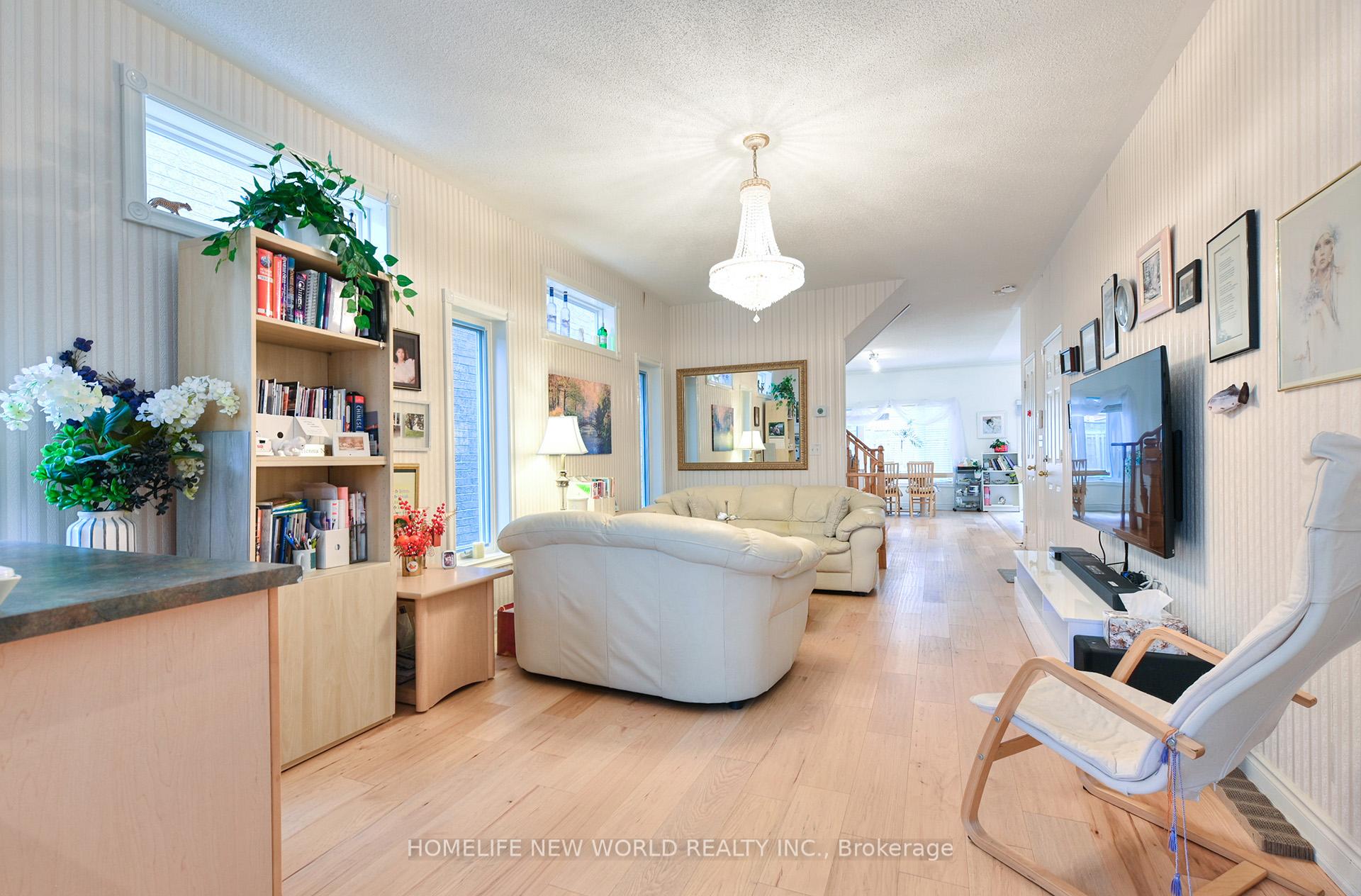 Photo 2 of 7 Fairlawn Avenue, Markham, Berczy — HOMEH