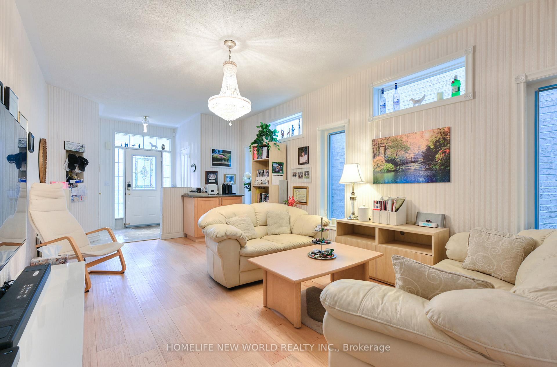 Photo 3 of 7 Fairlawn Avenue, Markham, Berczy — HOMEH