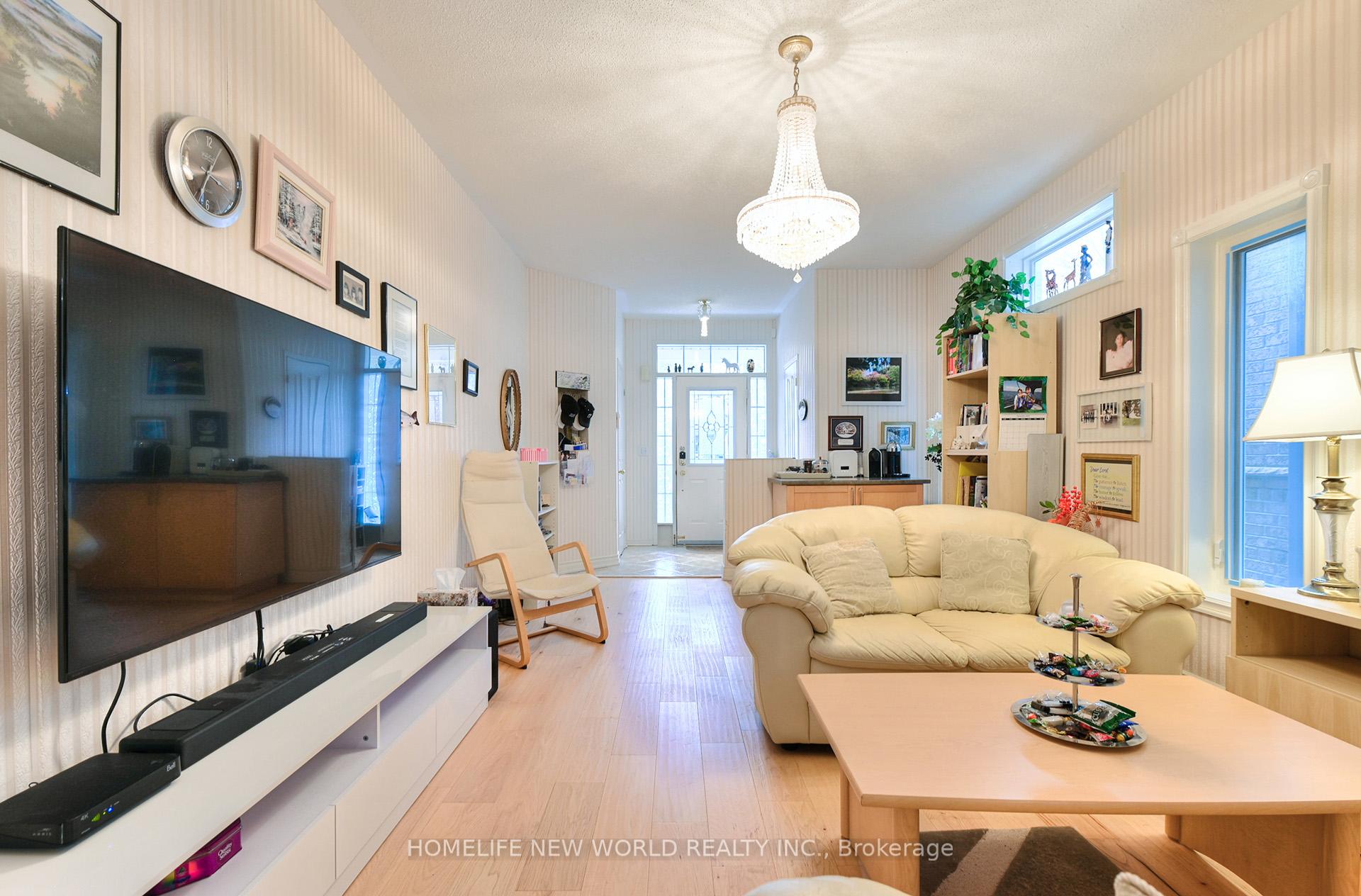 Photo 4 of 7 Fairlawn Avenue, Markham, Berczy — HOMEH