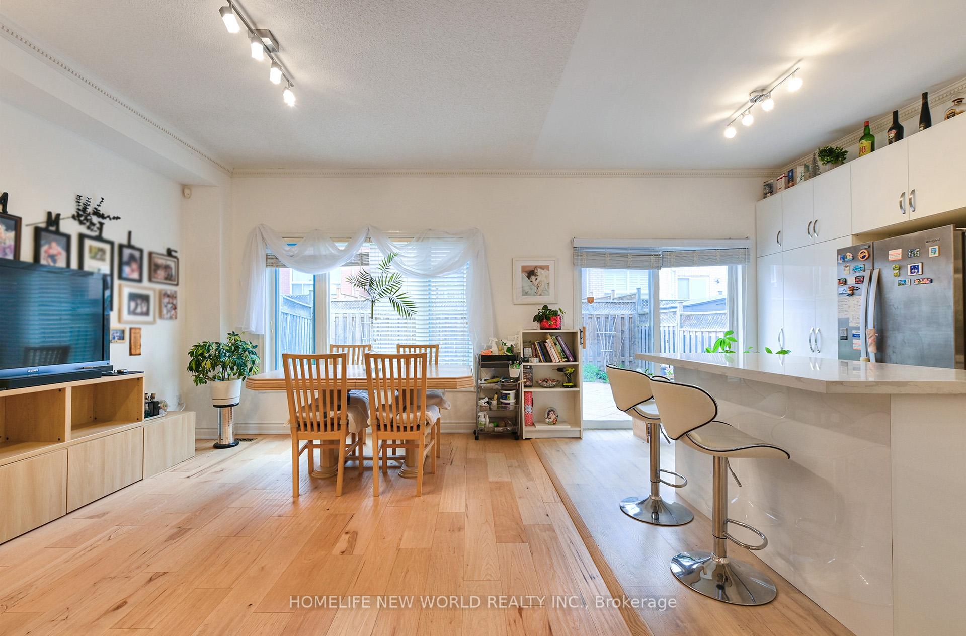 Photo 5 of 7 Fairlawn Avenue, Markham, Berczy — HOMEH