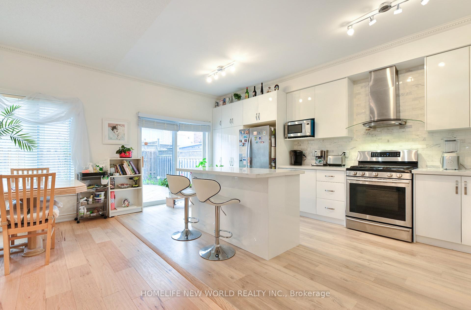 Photo 6 of 7 Fairlawn Avenue, Markham, Berczy — HOMEH