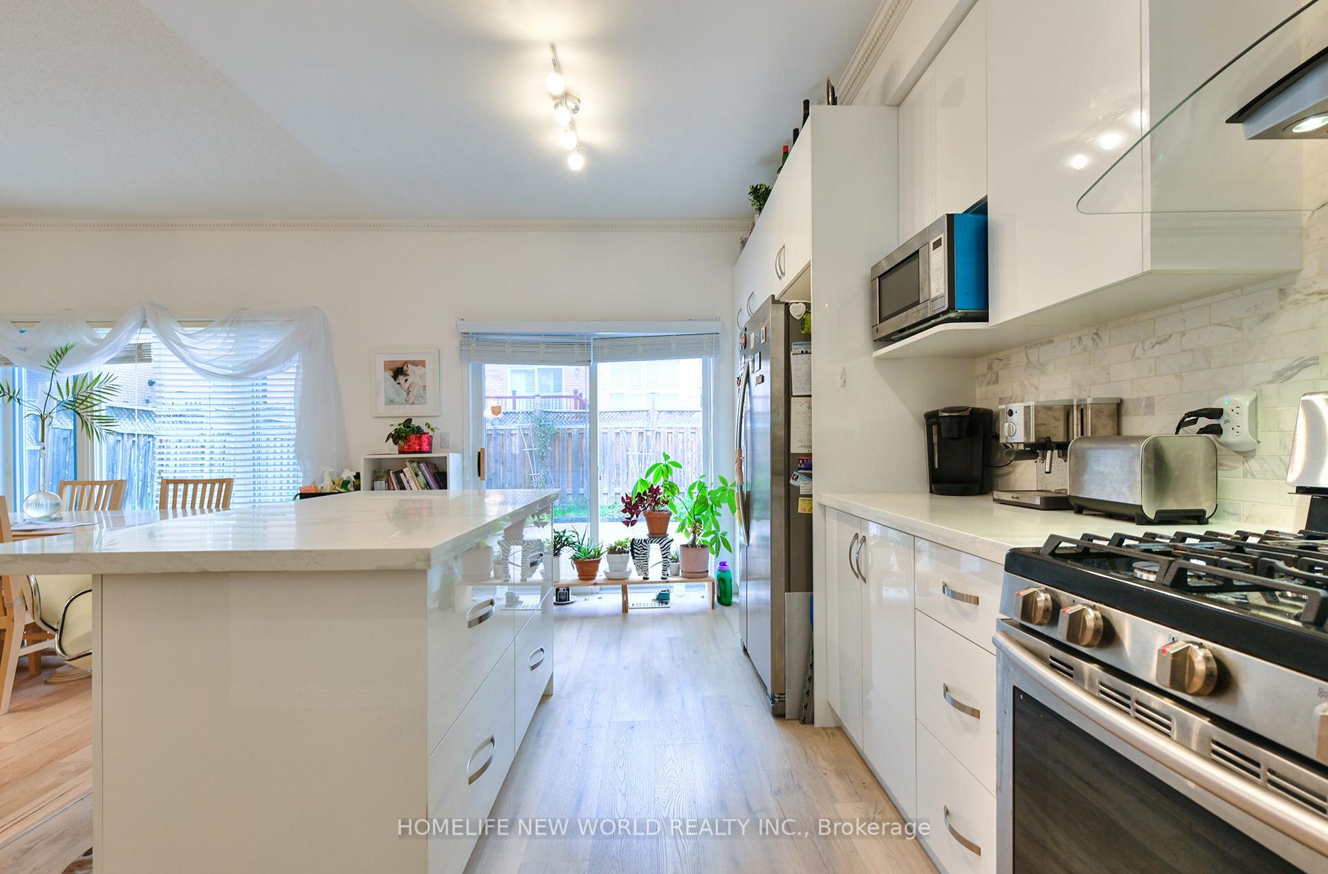 Photo 8 of 7 Fairlawn Avenue, Markham, Berczy — HOMEH