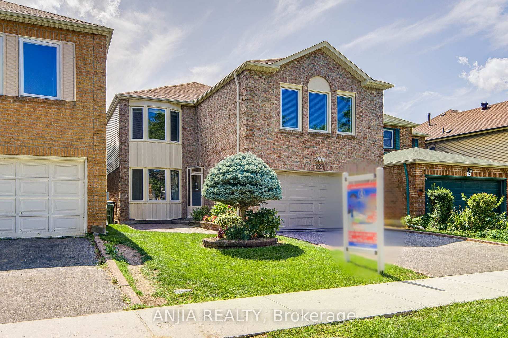 Photo 2 of 123 Chapel Park Square, Scarborough, Steeles — HOMEH