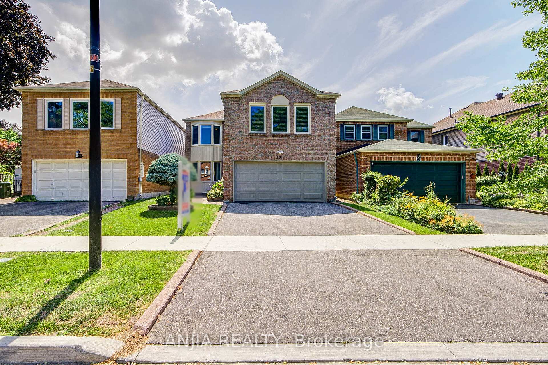 Photo 3 of 123 Chapel Park Square, Scarborough, Steeles — HOMEH