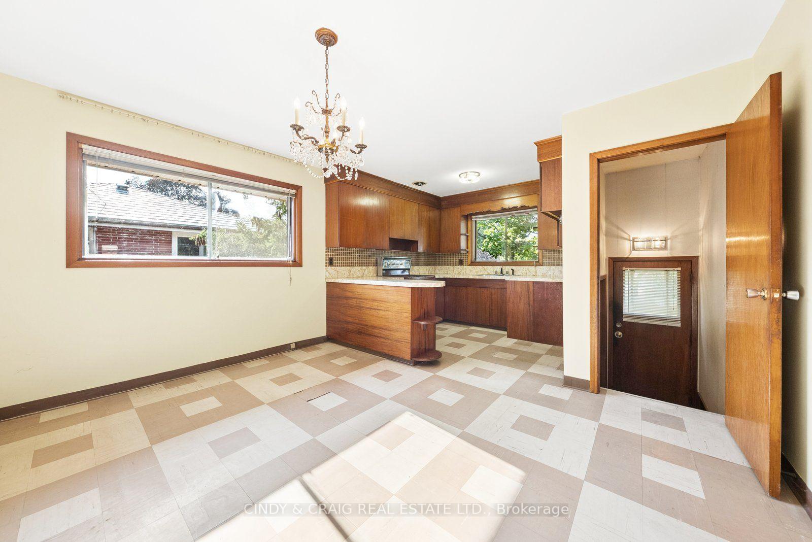 Photo 5 of 522 Dunkirk Avenue, Oshawa, Central — HOMEH