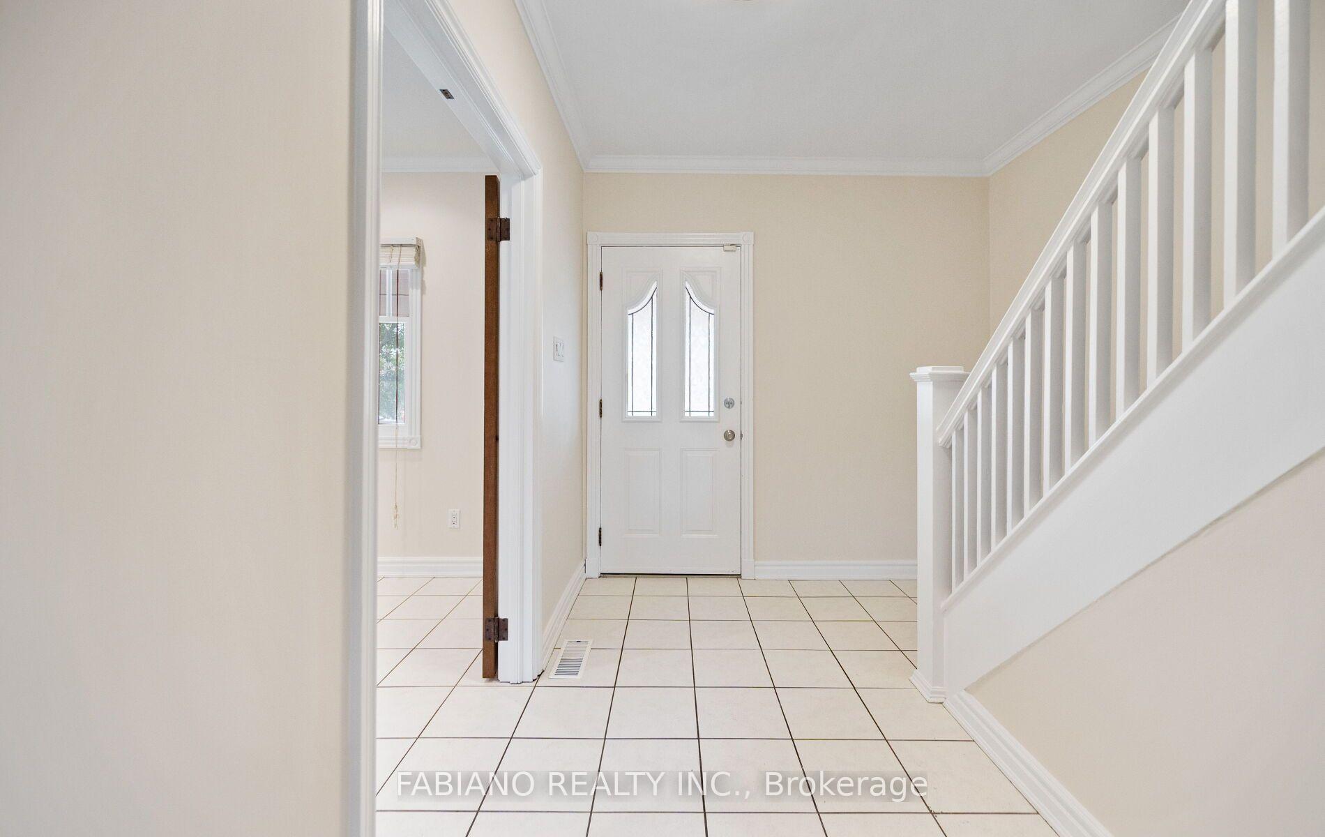 Photo 3 of 7872 Kipling Avenue, Vaughan, West Woodbridge — HOMEH