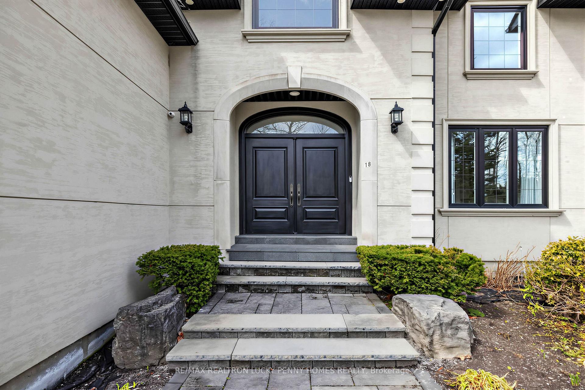 Photo 4 of 18 Walnut Glen Place, Markham, Devil's Elbow — HOMEH