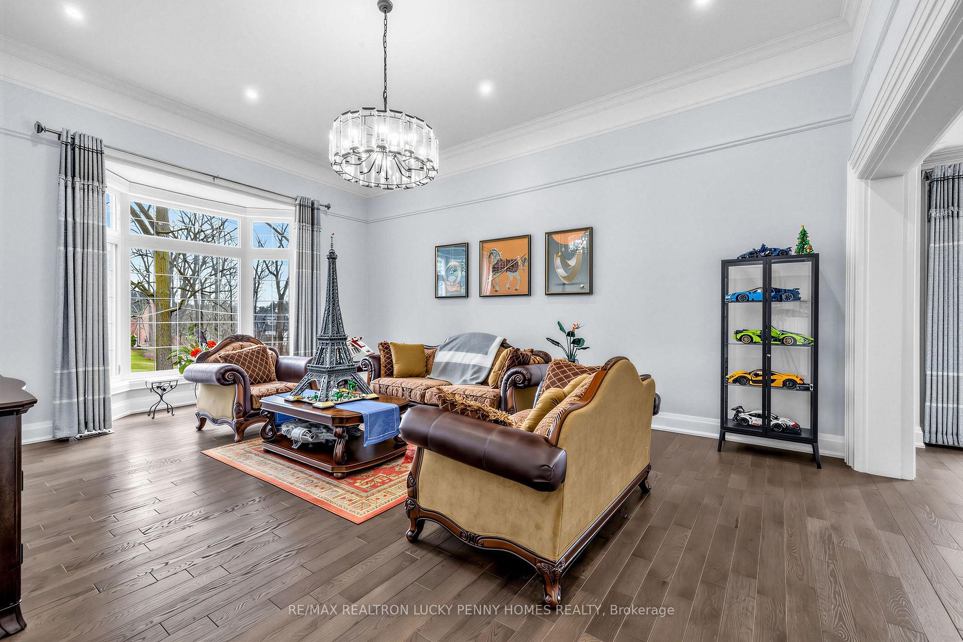 Photo 7 of 18 Walnut Glen Place, Markham, Devil's Elbow — HOMEH