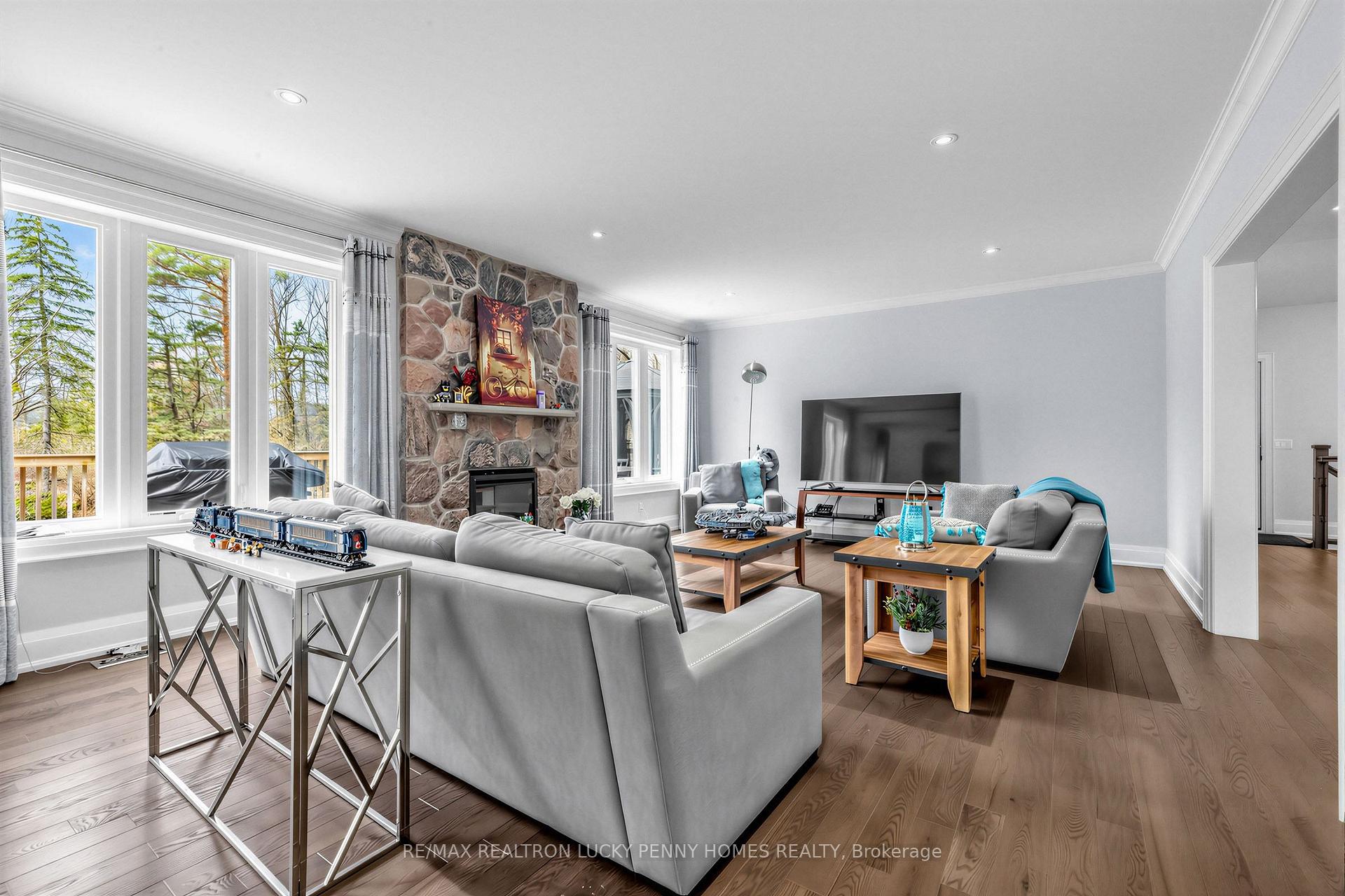 Photo 10 of 18 Walnut Glen Place, Markham, Devil's Elbow — HOMEH