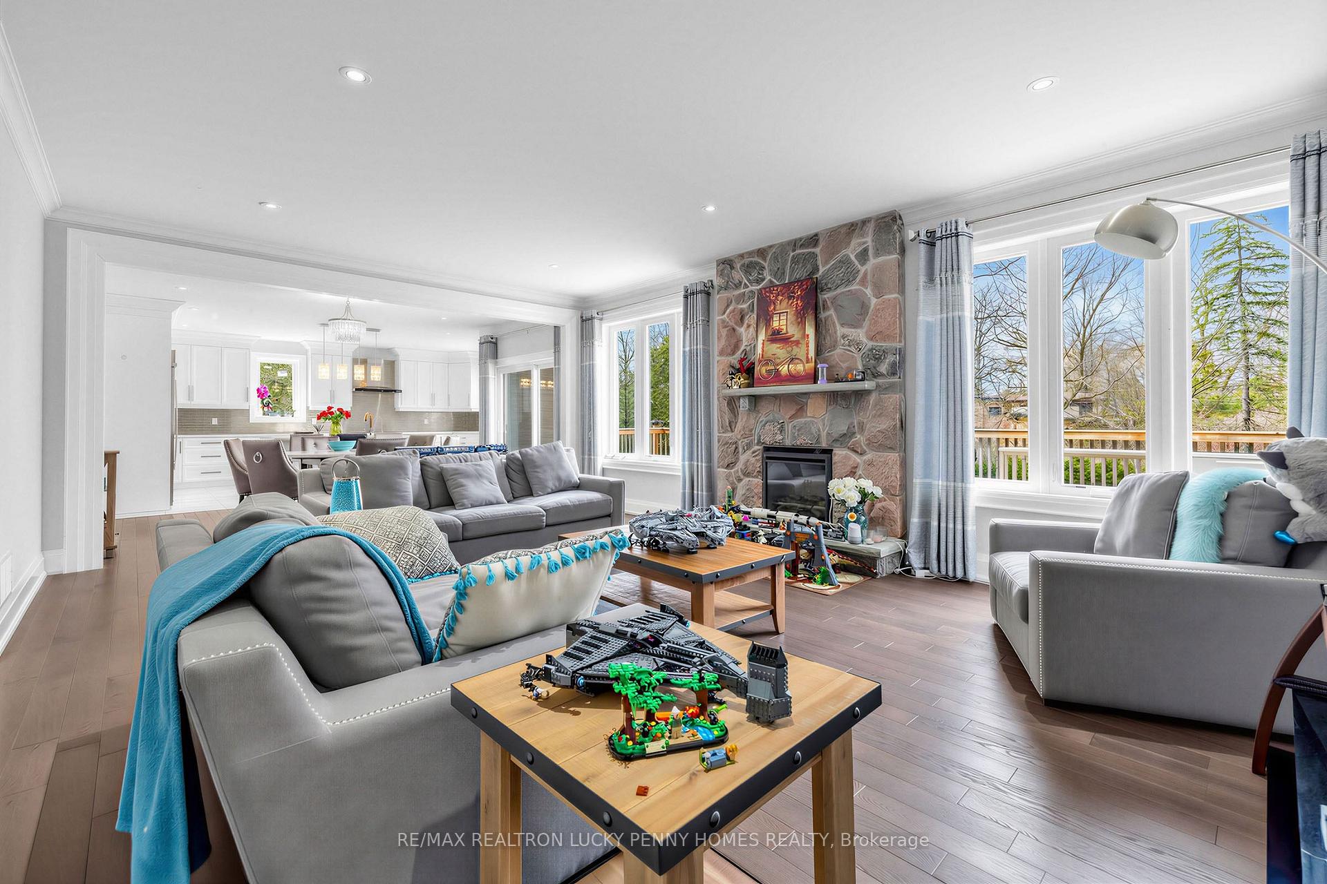 Photo 11 of 18 Walnut Glen Place, Markham, Devil's Elbow — HOMEH