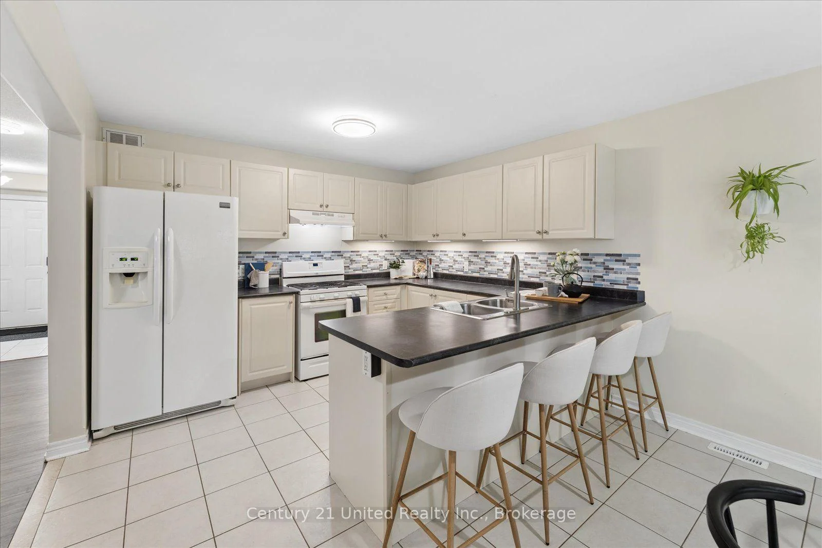 Photo 11 of 262 Bowen Drive, Peterborough, Northcrest Ward 5 — HOMEH