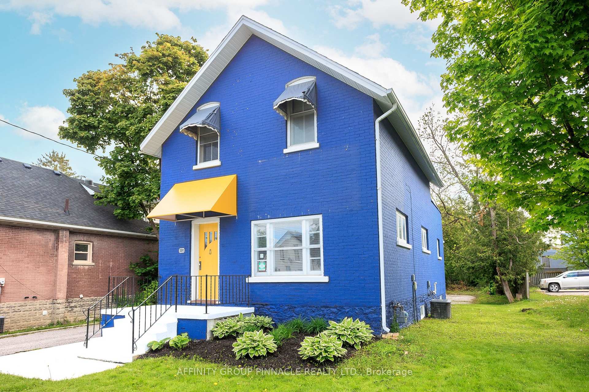 Photo of 221 Kent Street W