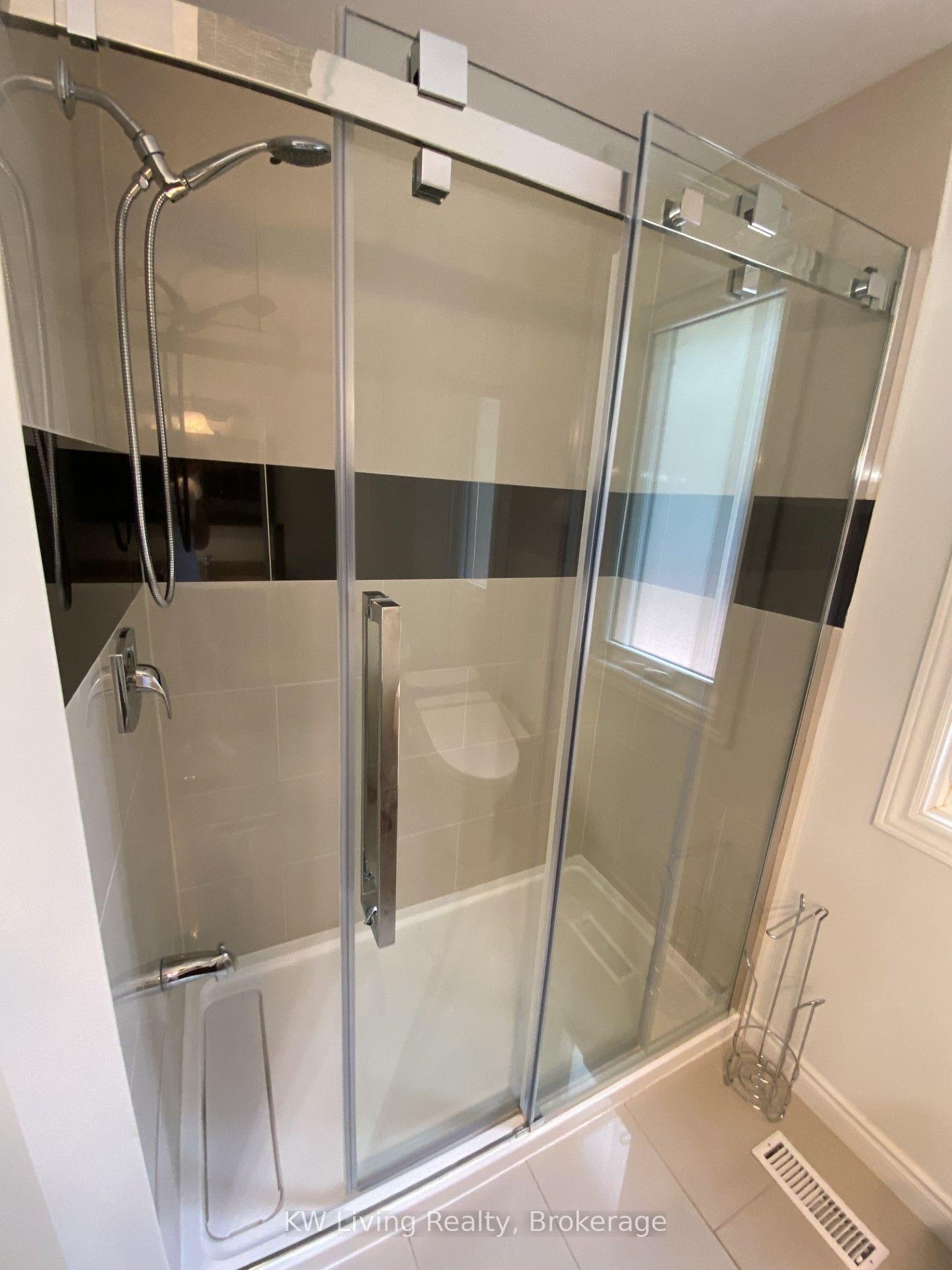 Photo 13 of 3241 Shoreline Drive E, Oakville, Bronte — HOMEH