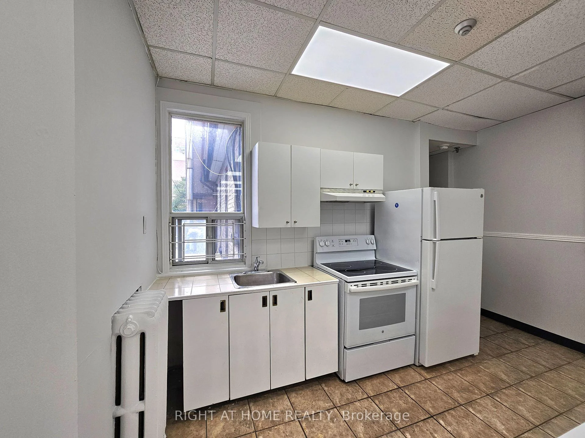 Photo 4 of Unit 2, 516 Yonge Street, Toronto, Church-Yonge Corridor — HOMEH