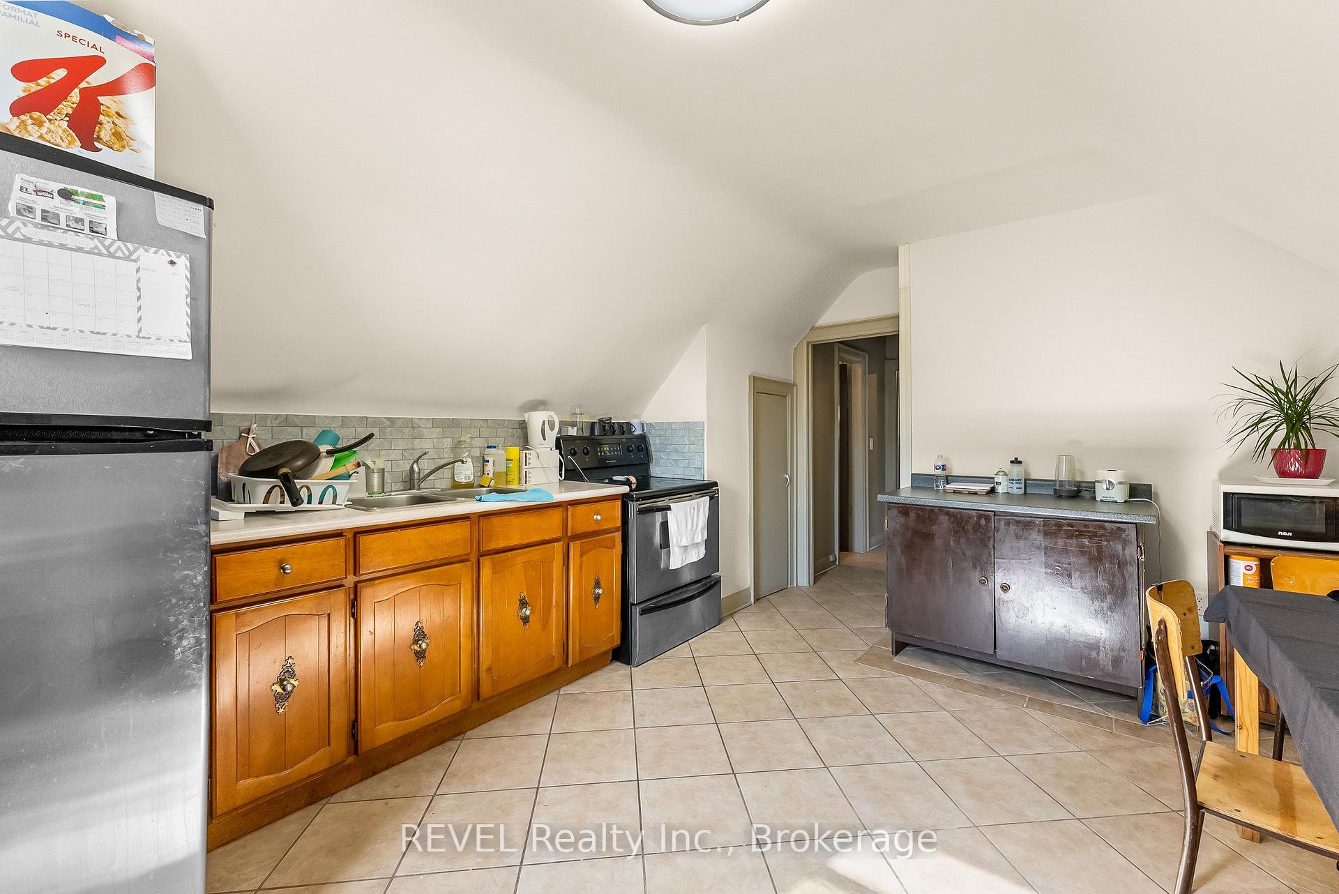 Photo 4 of Unit upper, 28 Division Street, St. Catharines, E. Chester — HOMEH