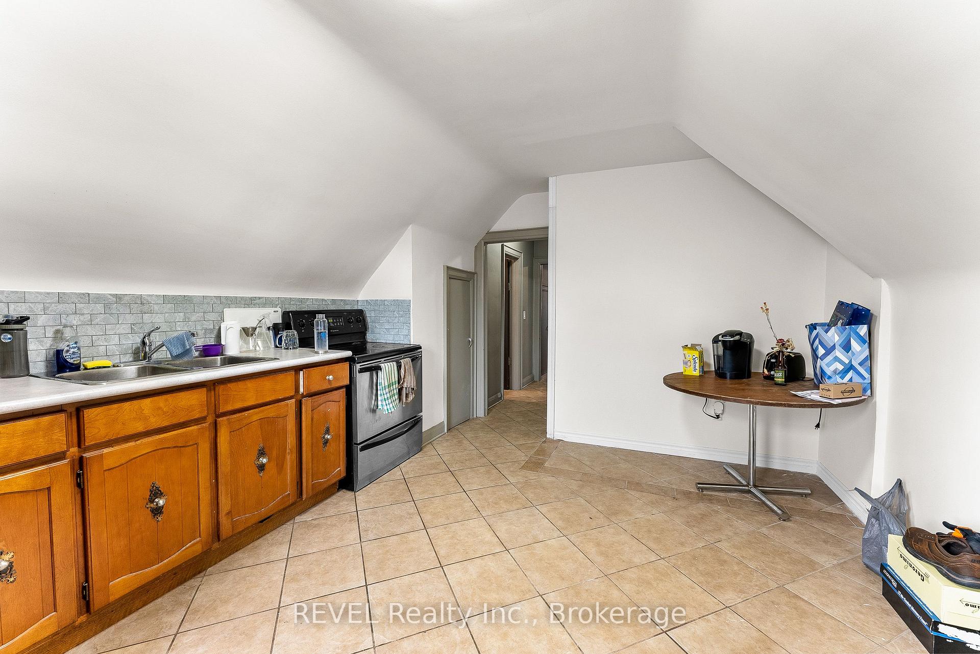 Photo 11 of Unit upper, 28 Division Street, St. Catharines, E. Chester — HOMEH