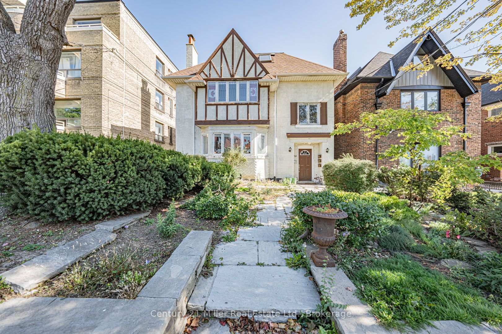 Front of Unit First Floor, 889 Avenue Road