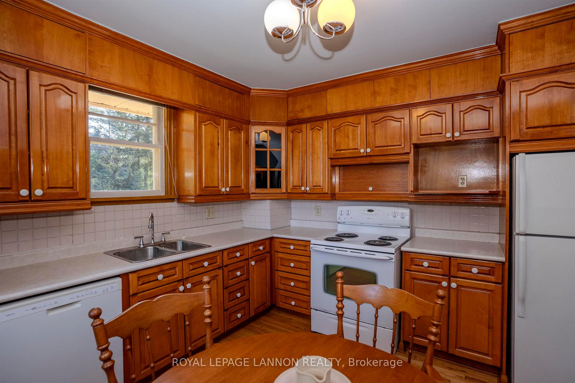 Photo 6 of 4137 Arthur Street, Thunder Bay, Parkdale — HOMEH
