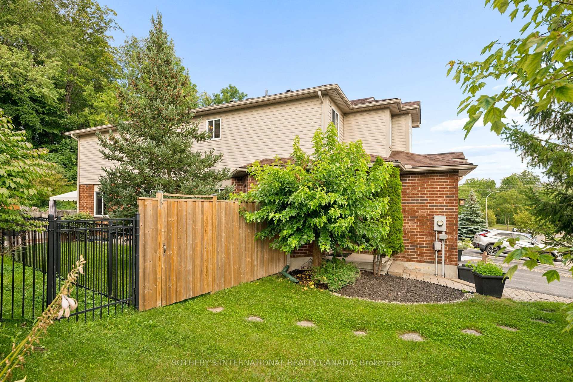 Photo 3 of 131 Upper Mercer Street, Kitchener, Grand River South — HOMEH