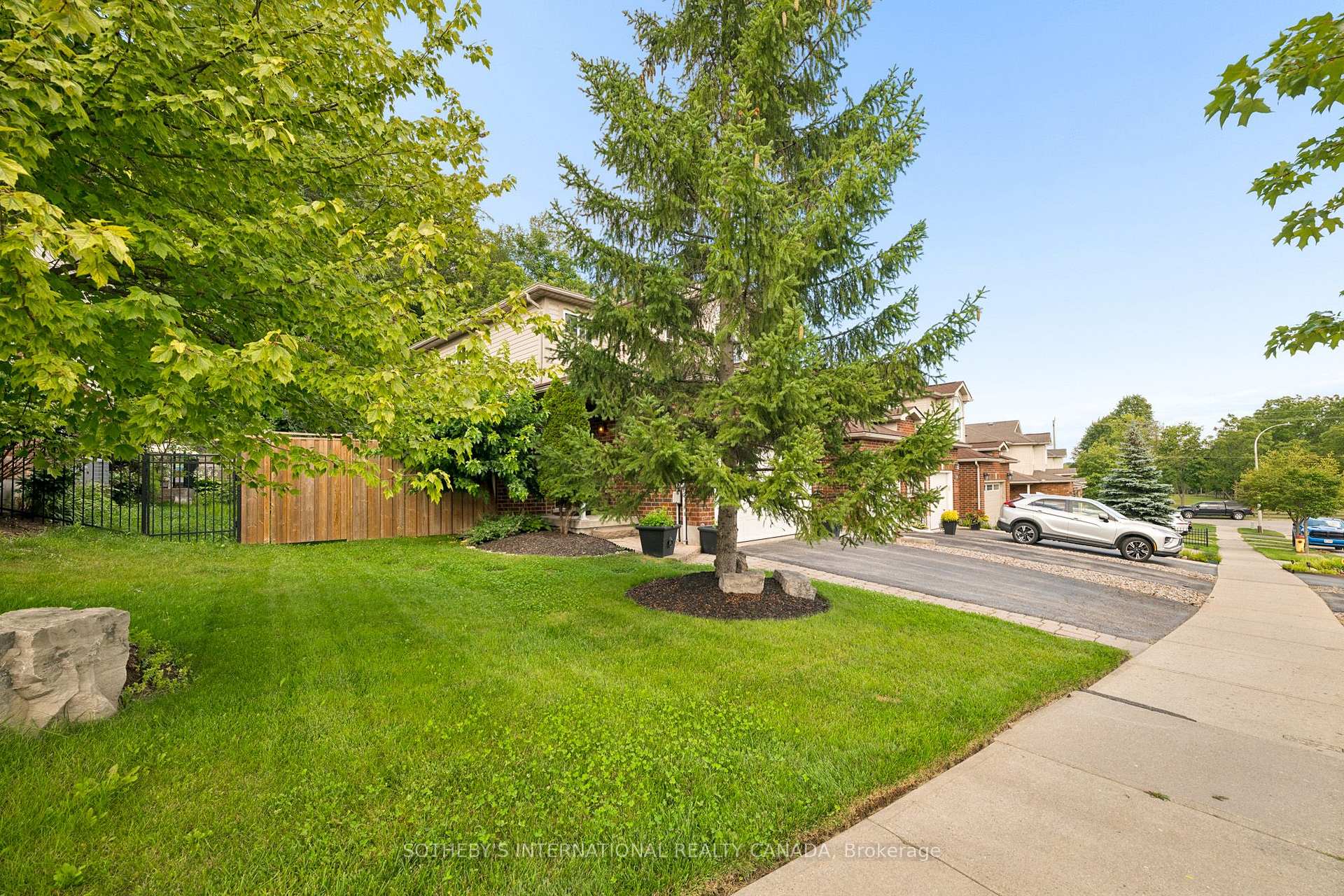 Photo 4 of 131 Upper Mercer Street, Kitchener, Grand River South — HOMEH