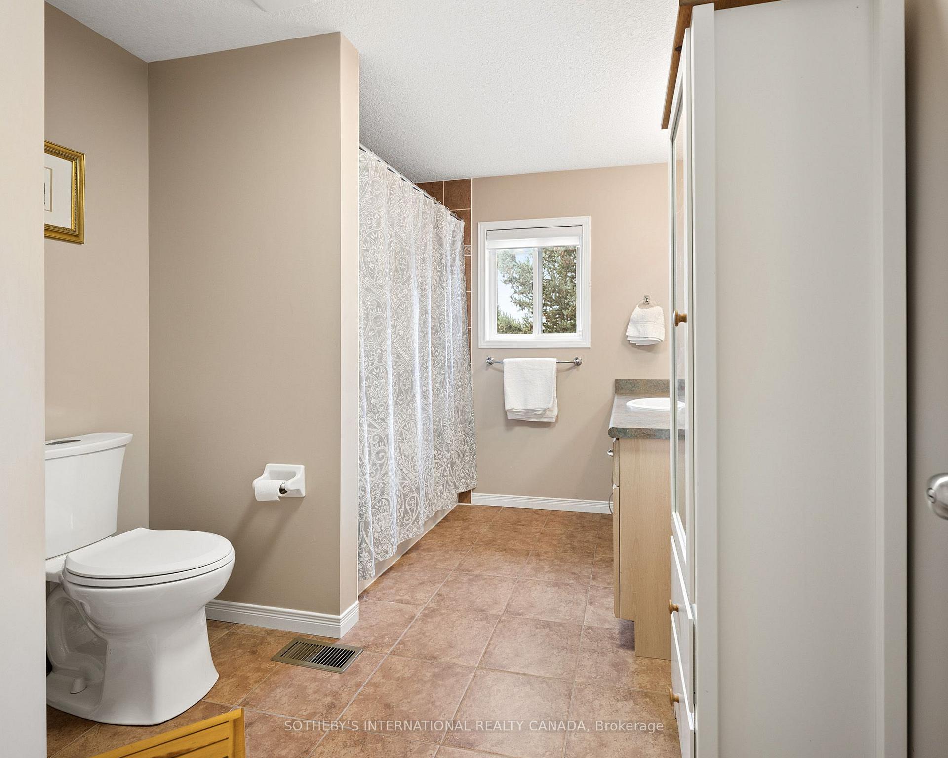 Photo 23 of 131 Upper Mercer Street, Kitchener, Grand River South — HOMEH