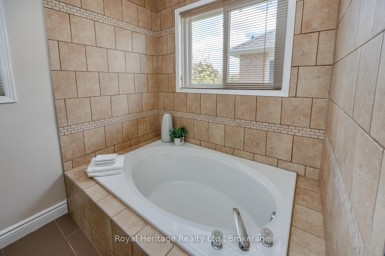 Photo 30 of 16 Donald Wilson Street, Whitby, Rolling Acres — HOMEH