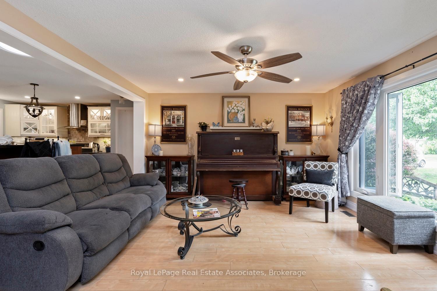Photo 2 of 11 Tamarack Court, New Tecumseth, Rural New Tecumseth — HOMEH