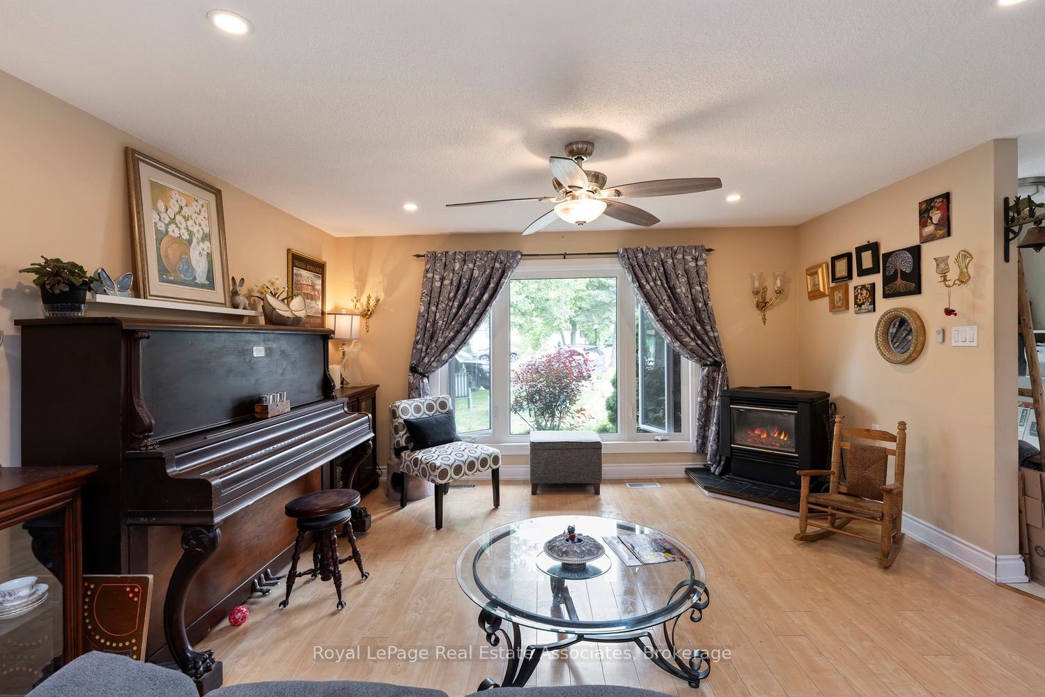 Photo 3 of 11 Tamarack Court, New Tecumseth, Rural New Tecumseth — HOMEH