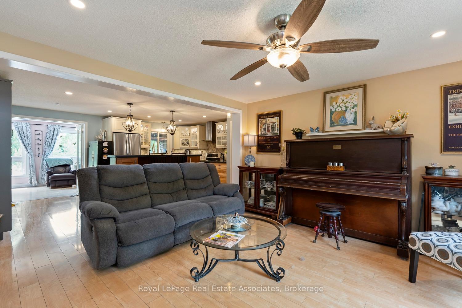 Photo 4 of 11 Tamarack Court, New Tecumseth, Rural New Tecumseth — HOMEH